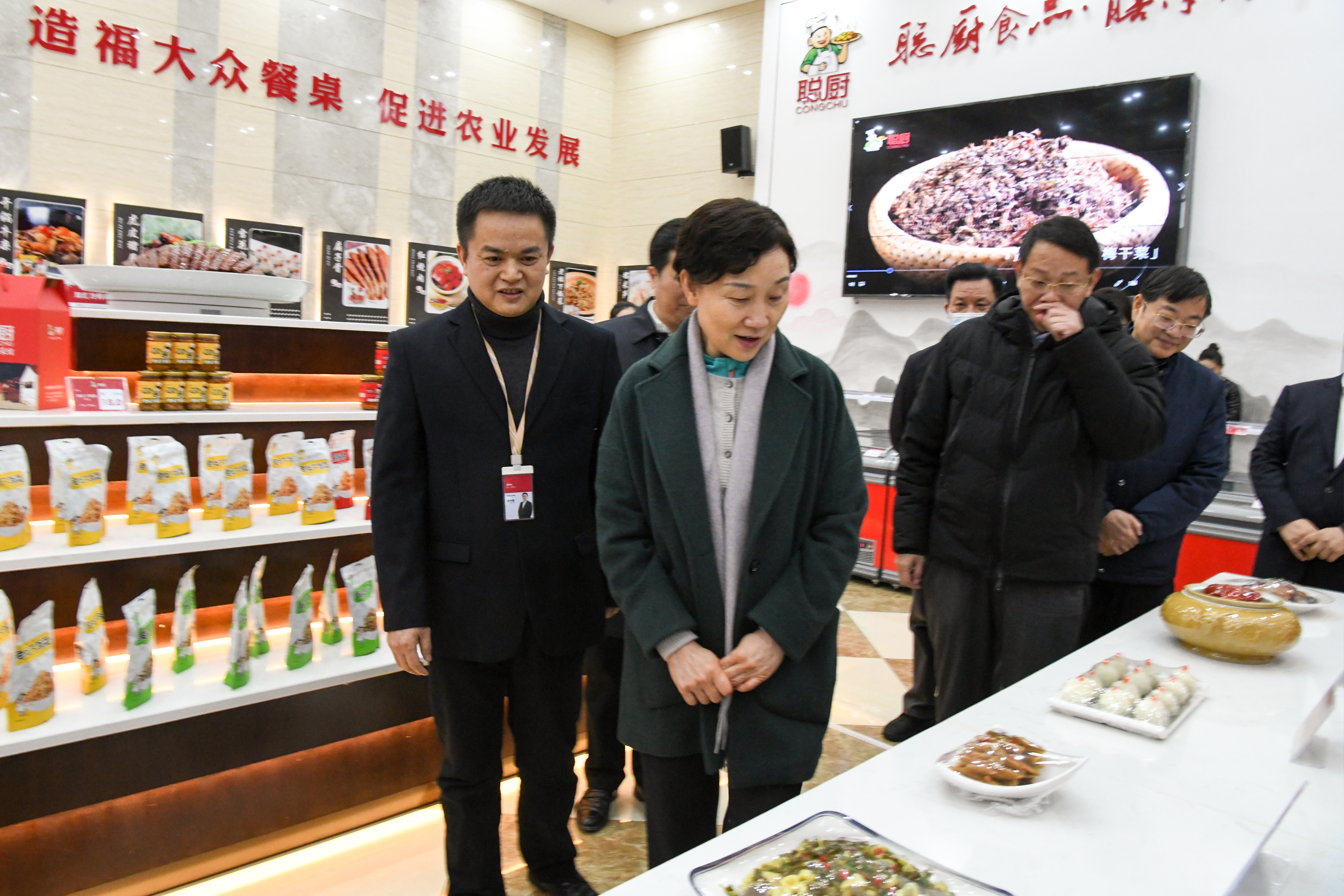 湖南省政協(xié)主席李微微率隊蒞臨聰廚調(diào)研指導(dǎo)工作 湖南省政協(xié)主席李微微率隊蒞臨聰廚調(diào)研指導(dǎo)工作